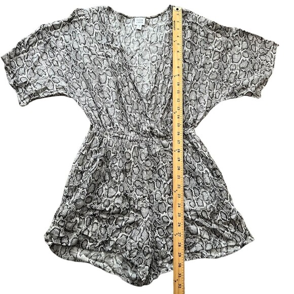 Peyton Jensen Snake Print Romper Size Small Gray V-Neck Short Sleeve - Picture 13 of 14